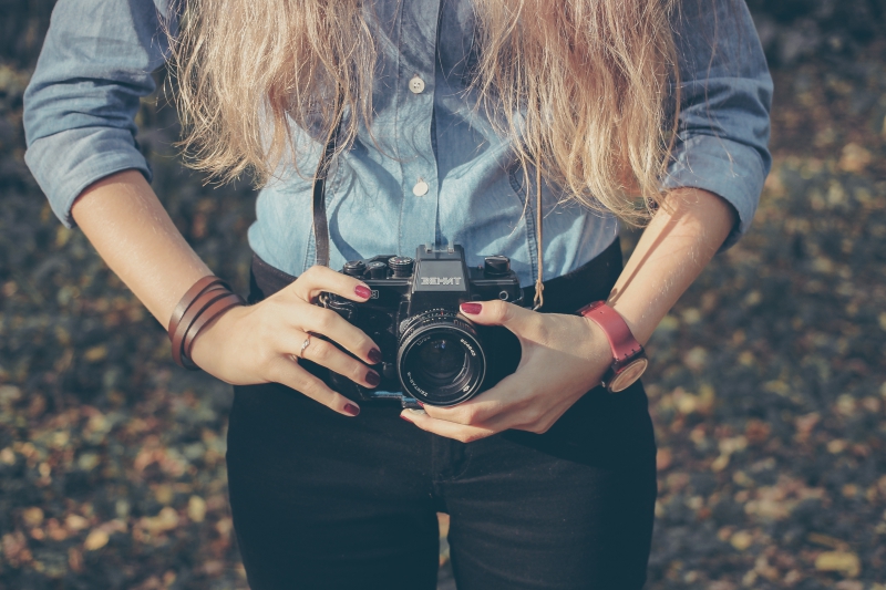 photographe-OLLIOULES-min_hand-person-girl-woman-camera-photography-614-pxhere.com